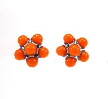 Charger l'image dans la galerie, Boucles d'oreilles – Perles de verre vintage orange, esprit Space Age
