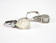 Charger l'image dans la galerie, Boucles d'oreilles – Verre vintage blanc, cristaux Swarovski® &amp; argent 925
