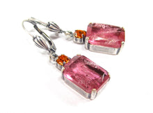 Charger l'image dans la galerie, Boucles d'oreilles Art Déco rose orange en verre vintage
