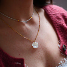 Charger l&#39;image dans la galerie, COLLIER FLEUR EN NACRE FLORA
