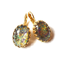 Charger l'image dans la galerie, Boucles d'oreilles vintage en or avec opale verte et bleue ovale faites à la main
