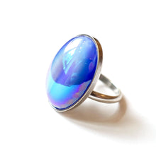 Charger l'image dans la galerie, Bague en verre pierre de lune bleu violet ovale fait main vintage
