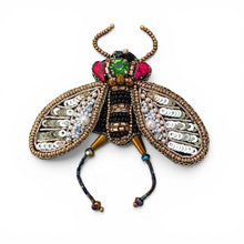 Charger l'image dans la galerie, Broche Abeille brodée à la main
