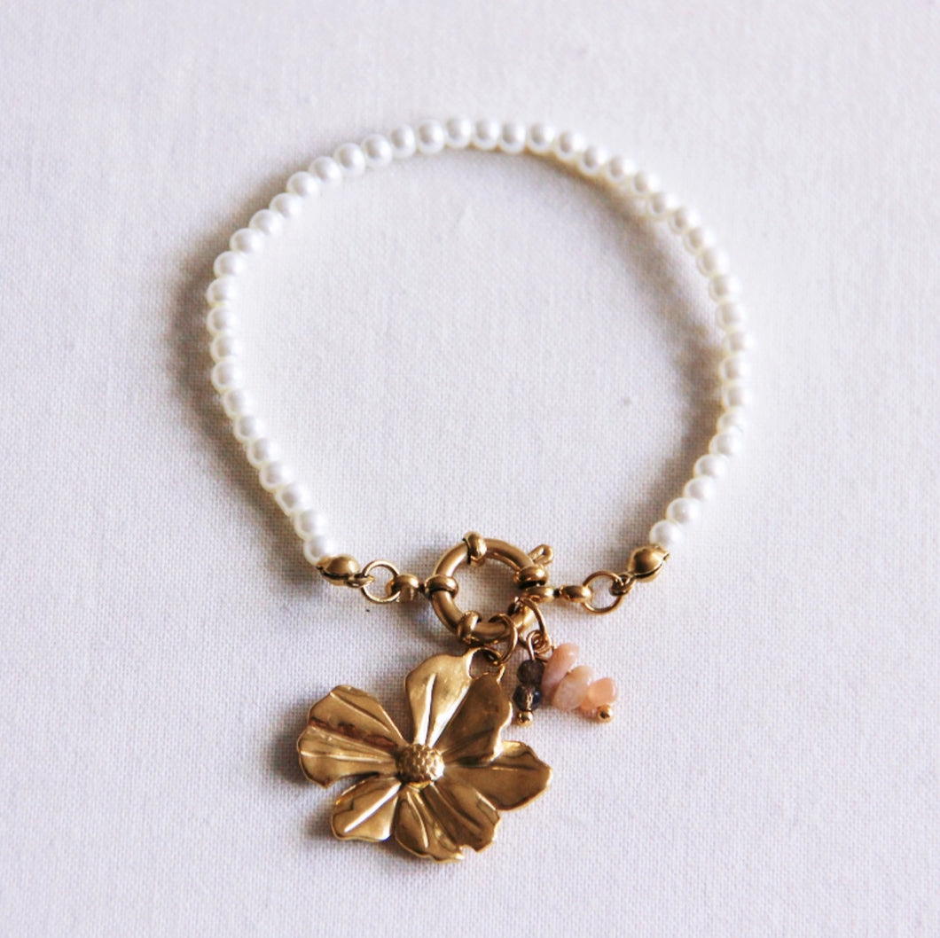 Pearl bracelet with flower, chips and facet
