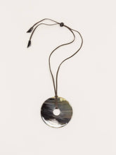 Charger l'image dans la galerie, Pendentif Courbe de la collection Bo vuông
