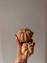 Charger l'image dans la galerie, Bougie citrouille cire d'olive orange rouille 2 tailles: Automne gourmand / Grand
