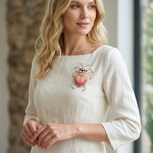 Charger l'image dans la galerie, Broche Scarabée rose brodée à la main
