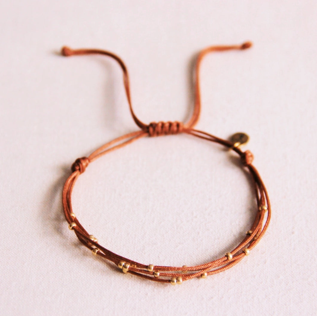 Quadruple satin bracelet with beads cognac