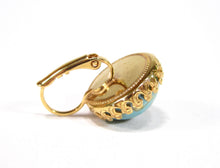 Charger l'image dans la galerie, Boucles d'oreilles  – Verre bohémien vintage turquoise &amp; monture couronne dorée
