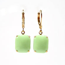 Charger l'image dans la galerie, Boucles d'oreilles – Vert menthe, verre vintage des années 1960 &amp; finition dorée
