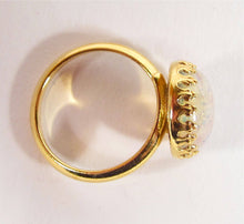 Charger l'image dans la galerie, Bague Cabochon Fire Opal en verre bohémien vintage des années 1960
