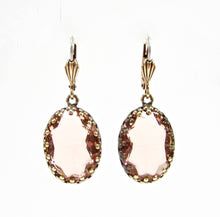 Charger l'image dans la galerie, Boucles d'oreilles pendantes – Verre vintage pêche &amp; finition bronze doré
