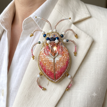 Charger l'image dans la galerie, Broche Scarabée rose brodée à la main
