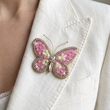 Charger l'image dans la galerie, Broche Papillon rose brodée à la main
