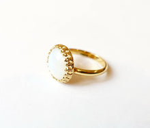 Charger l'image dans la galerie, Bague vintage opale blanche or bohème verre blanc 15mm
