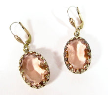 Charger l'image dans la galerie, Boucles d'oreilles pendantes – Verre vintage pêche &amp; finition bronze doré
