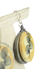 Charger l&#39;image dans la galerie, Boucles d&#39;oreilles circulaires avec feuilles
