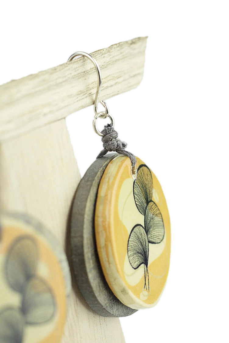 Boucles d'oreilles circulaires avec feuilles
