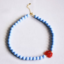 Charger l'image dans la galerie, Collier XL à perles avec crabe - bleu clair
