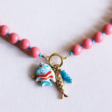Charger l'image dans la galerie, Collier de perles Miyuki avec breloques - corail/bleu
