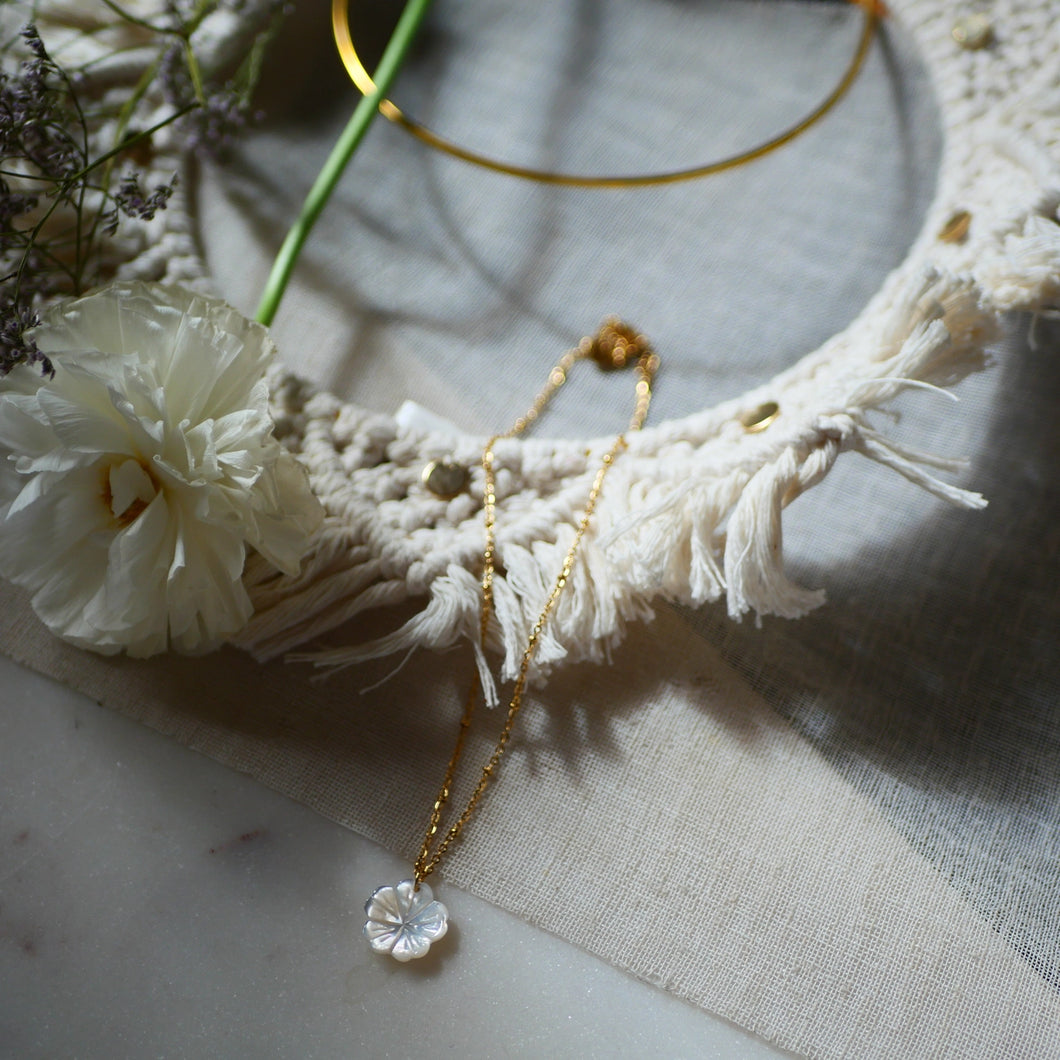 COLLIER FLEUR EN NACRE FLORA