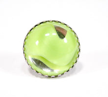 Charger l'image dans la galerie, Bague Vintage avec Pierre en Verre Vert Pomme Années 1960
