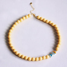 Charger l'image dans la galerie, Collier XL à perles avec poisson - jaune
