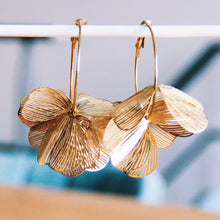 Charger l&#39;image dans la galerie, Fine earring with graceful flower leaves

