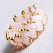 Charger l'image dans la galerie, Bague en tilabeads rose clair et perles mini dorées
