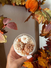 Charger l'image dans la galerie, Bougie édition automne en verre citrouilles merveilleuses

