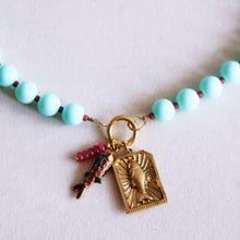 Charger l'image dans la galerie, Collier XL à perles Miyuki avec breloques - menthe/cerise
