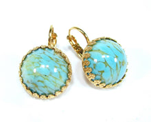 Charger l'image dans la galerie, Boucles d'oreilles  – Verre bohémien vintage turquoise &amp; monture couronne dorée
