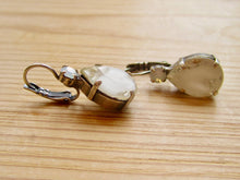 Charger l'image dans la galerie, Boucles d'oreilles – Verre vintage blanc, cristaux Swarovski® &amp; argent 925
