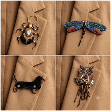 Charger l'image dans la galerie, Broche scarabée noir brodée à la main
