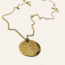 Charger l'image dans la galerie, Long collier Médaille message "I carry a quiet sun"
