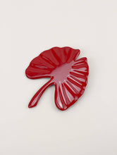 Charger l'image dans la galerie, Grande broche gingko laquée rouge: Rouge
