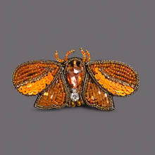 Charger l'image dans la galerie, Broche Pyra – Papillon de nuit brodé à la main
