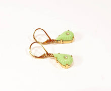 Charger l'image dans la galerie, Boucles d'oreilles vintage des années 60 en or vert menthe douce
