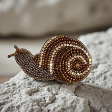 Charger l'image dans la galerie, Broche Helix – Escargot brodé à la main
