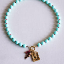 Charger l'image dans la galerie, Collier XL à perles Miyuki avec breloques - menthe/cerise
