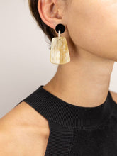 Charger l'image dans la galerie, Boucles d’oreilles Beaters en corne blond et noire
