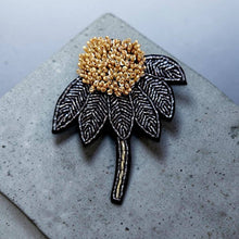 Charger l'image dans la galerie, Broche Fleur dorée &amp; charbon brodée à la main
