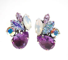 Charger l'image dans la galerie, Boucles d'oreilles à clip navette en cristal blanc violet unique
