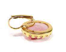 Charger l'image dans la galerie, Boucles d'oreilles pendantes – Verre bohémien vintage rose &amp; finition dorée à l'or
