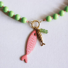 Charger l'image dans la galerie, Collier de perles Miyuki avec breloques - vert/saumon
