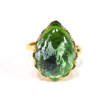 Charger l&#39;image dans la galerie, Bague or avec verre vert fait main
