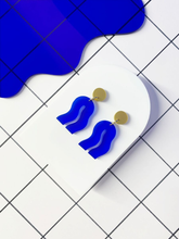 Charger l&#39;image dans la galerie, Earring Spectral Blue recycled Acrylic
