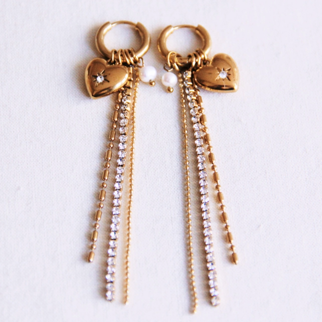 Boucle d'oreille avec des fils brillants, strass, cœur et perle