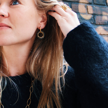 Charger l&#39;image dans la galerie, Boucle d&#39;oreille en acier avec pendentif rond facetté - noir/argent
