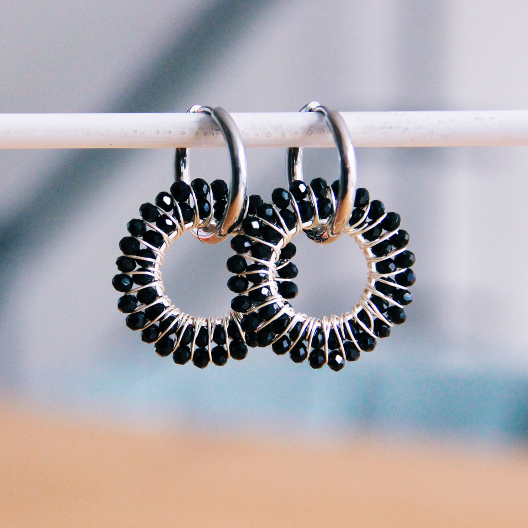 Boucle d'oreille en acier avec pendentif rond facetté - noir/argent